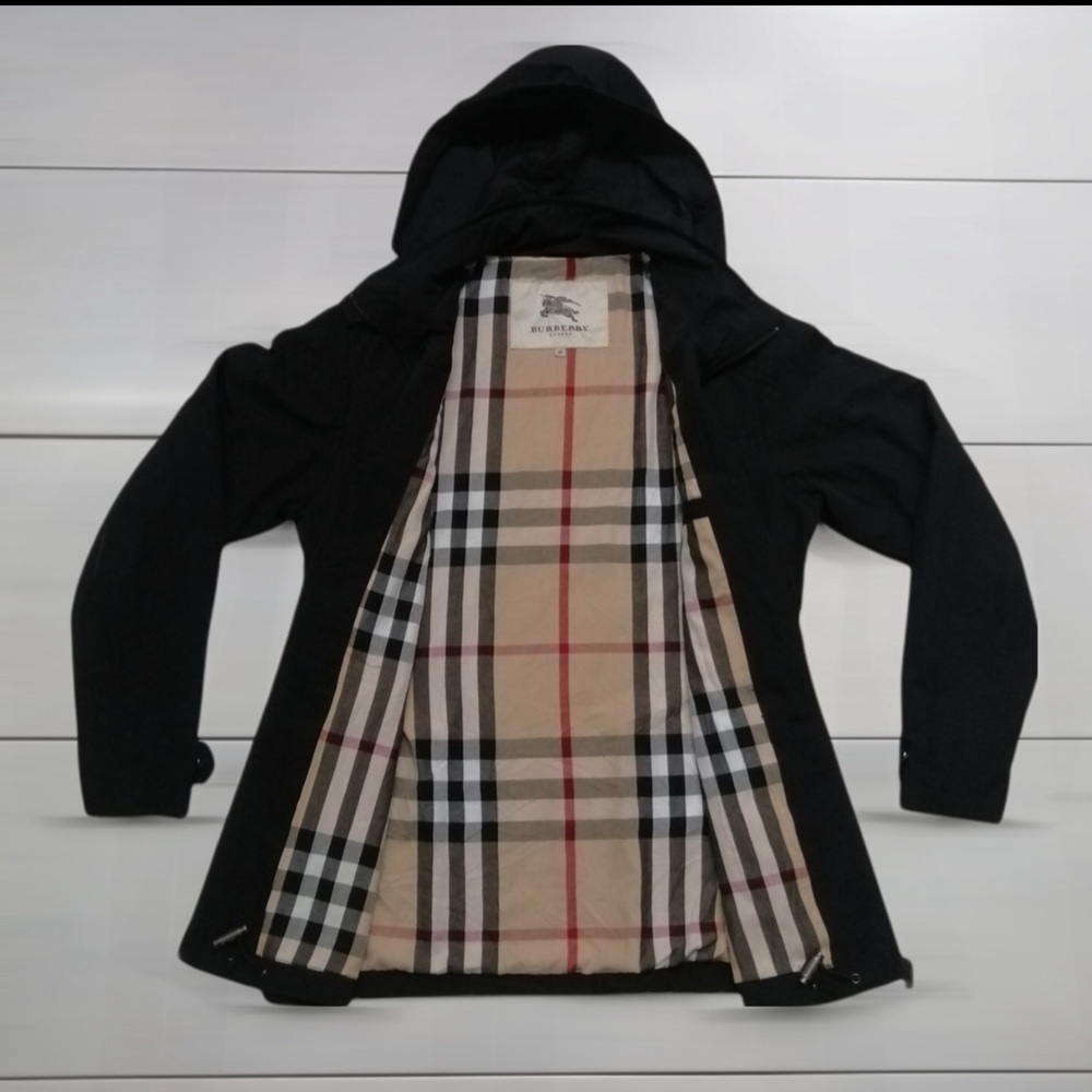 ❌. SOLD ❌. Burberry Rain Coat Sz M. Black Color.